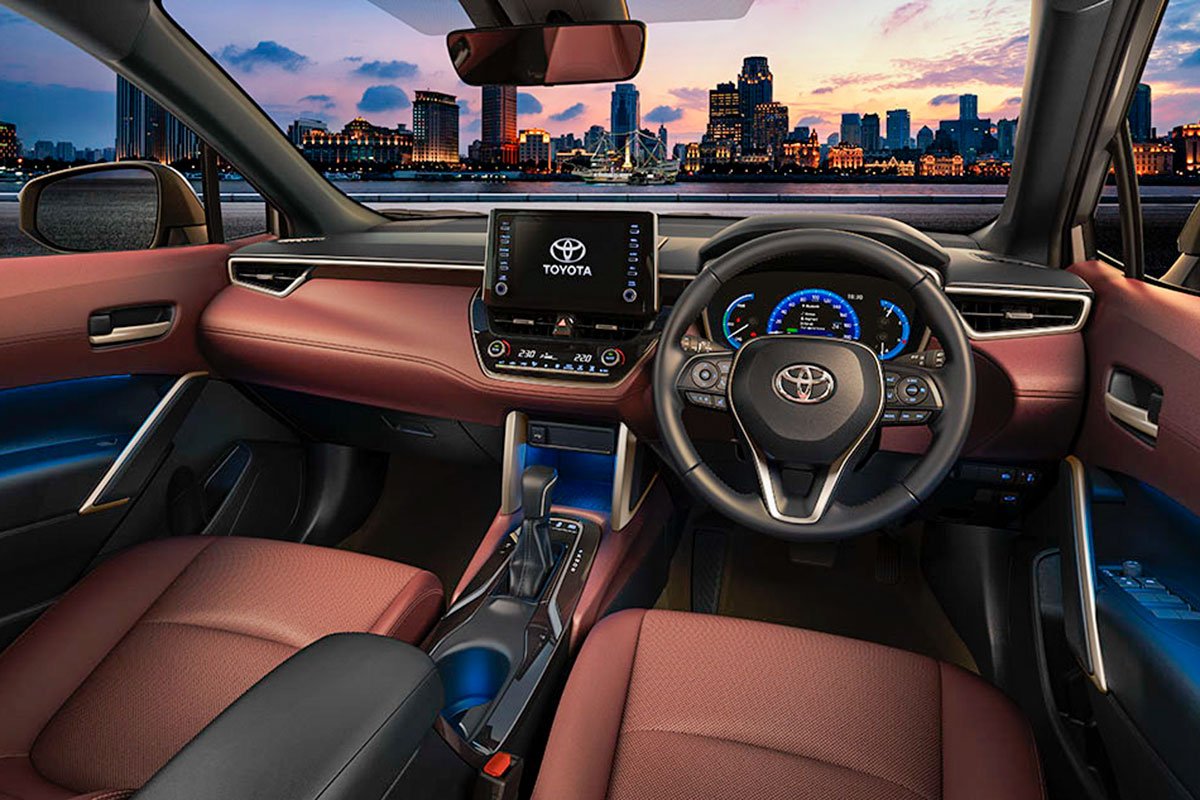 Khoang lái của Toyota Corolla Cross hiện đại, rộng rãi và tiện nghi.