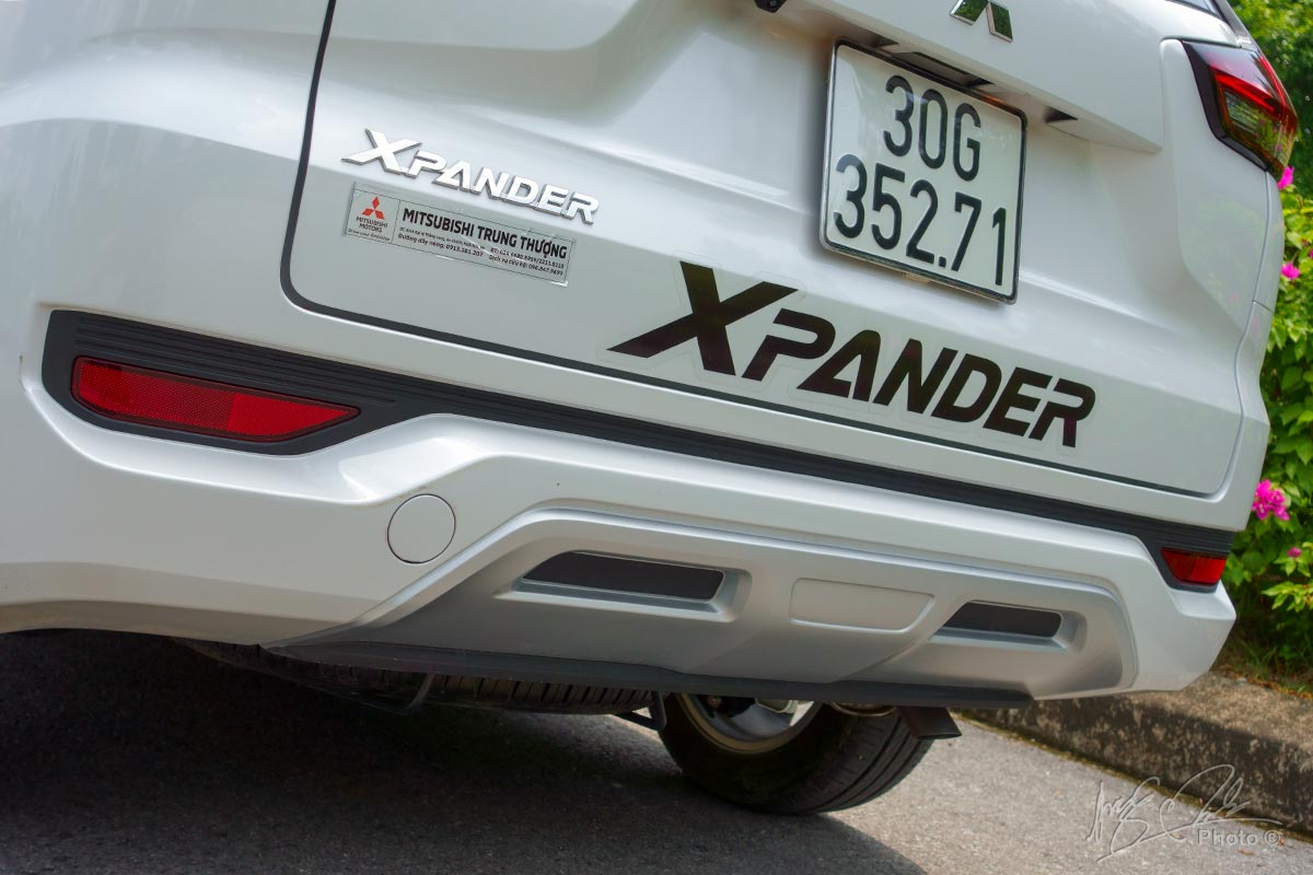 Đánh giá xe Mitsubishi Xpander 2020: Cản sau tôn vẻ thể thao mạnh mẽ.