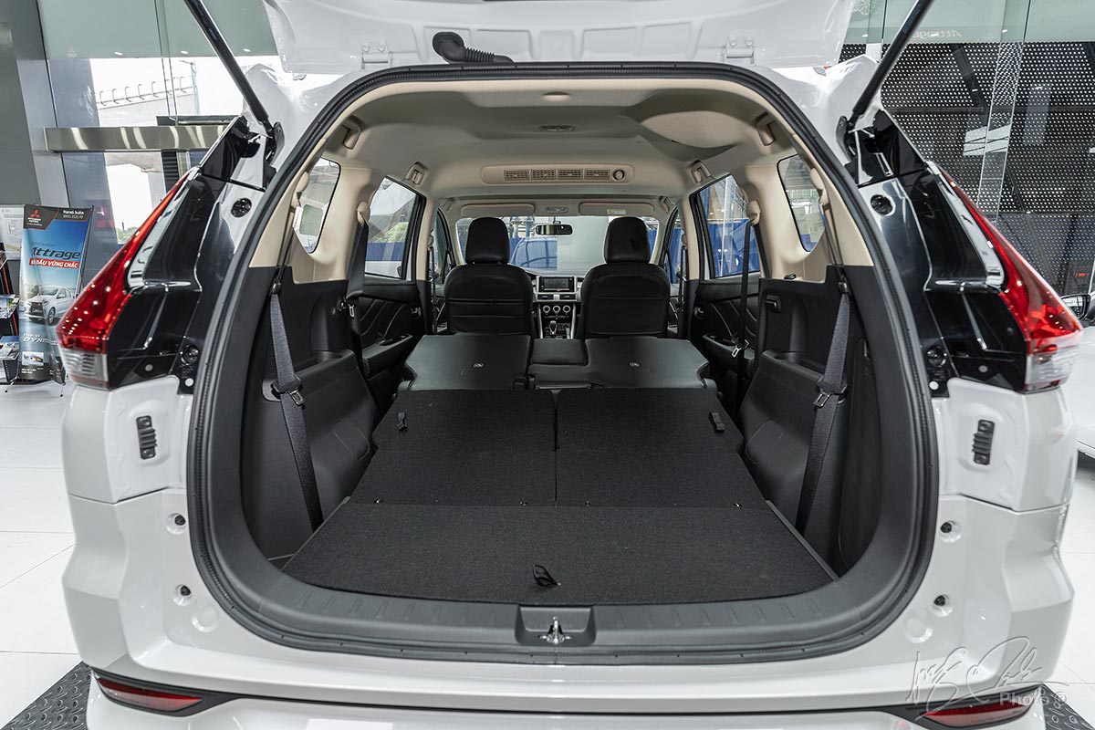 Đánh giá xe Mitsubishi Xpander 2020: Khu vực chứa đồ khi gập cả 2 hàng ghế phía sau xuống.