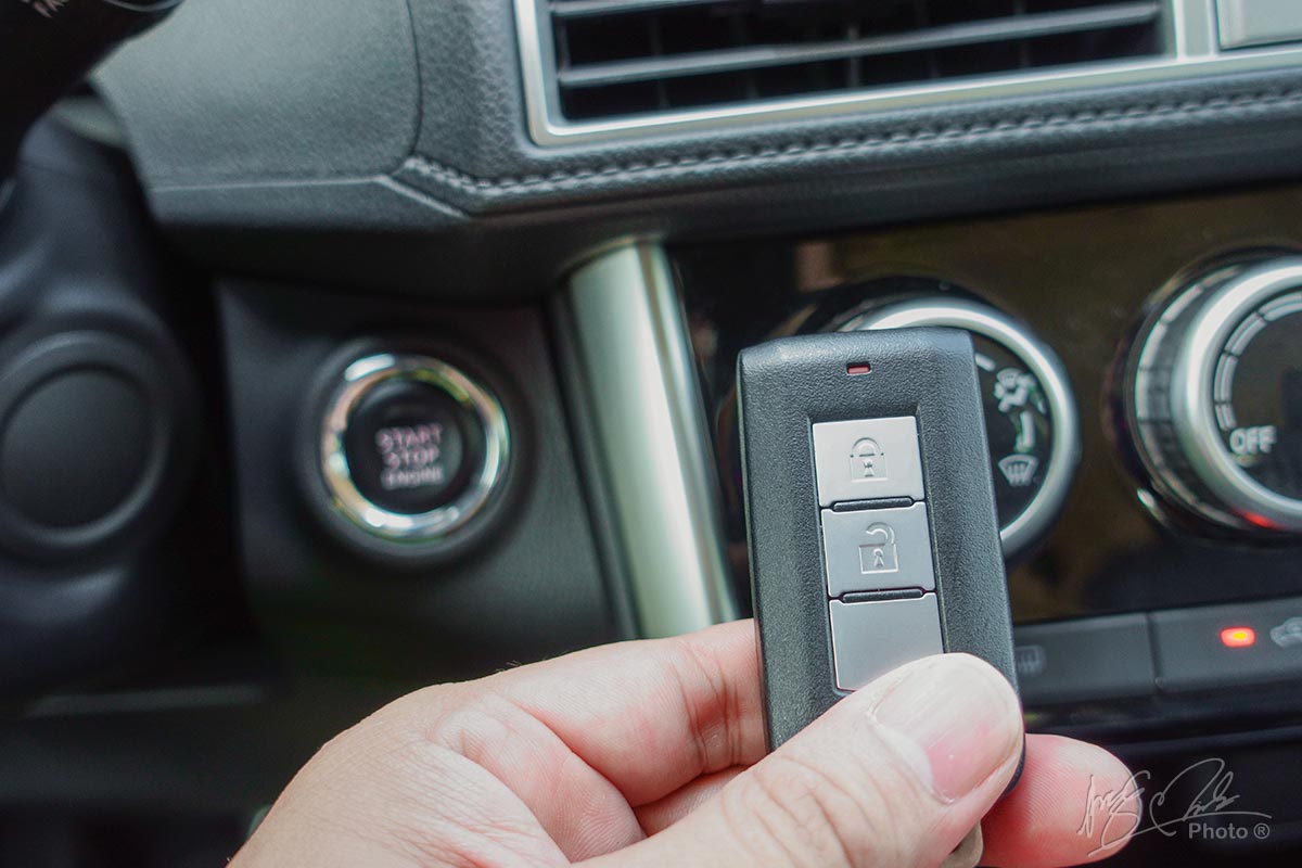 Đánh giá xe Mitsubishi Xpander 2020: Khoá thông minh và nút bấm khởi động.