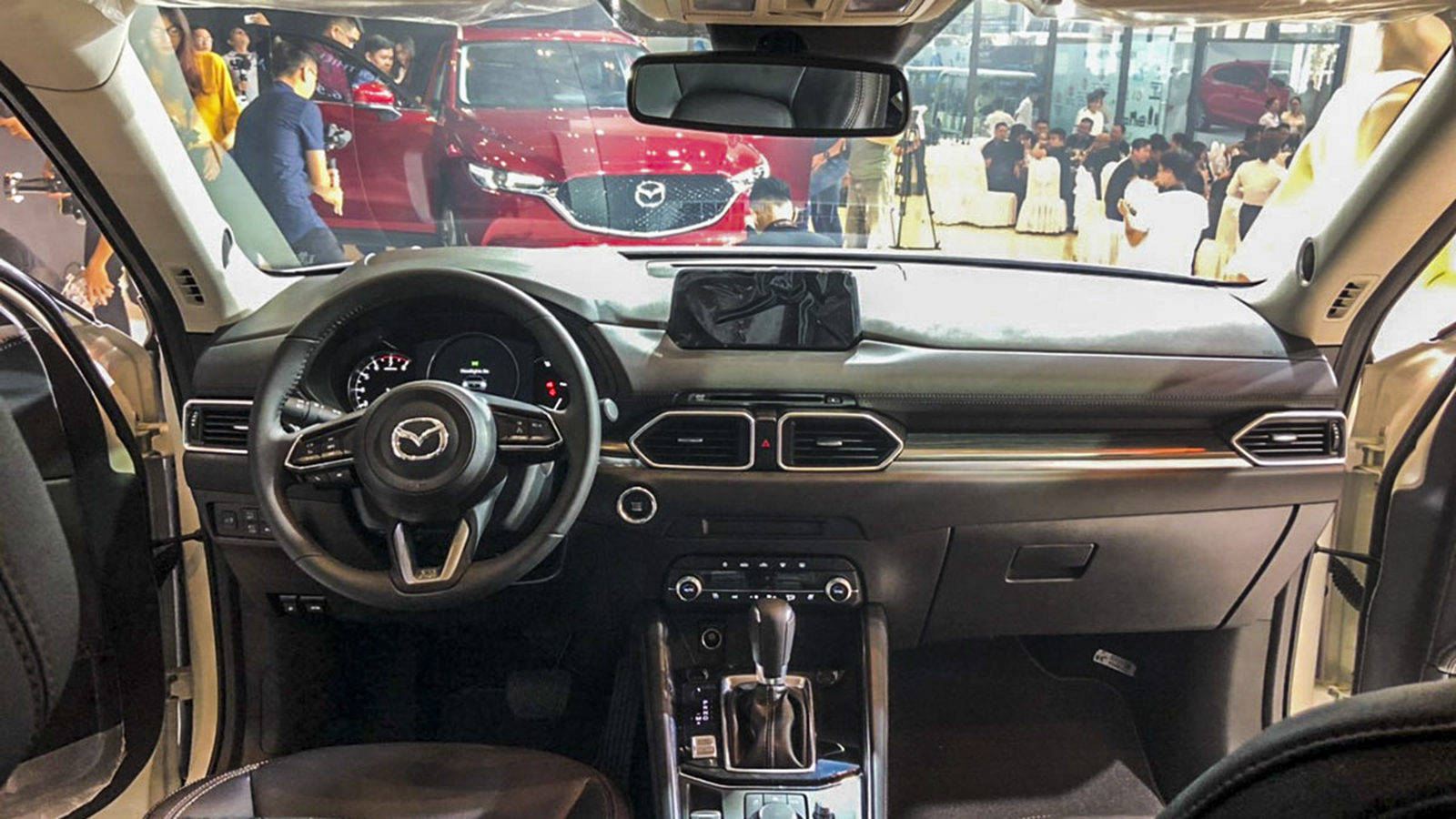 So sánh xe Honda CR-V 2020 và Mazda CX-5 2020: Khoang lái xe Mazda CX-5 2020 Ảnh Khoang lái xe Mazda CX-5 2020