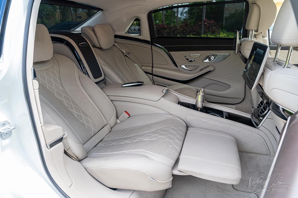 Hàng ghế sau của Mercedes-Maybach S450 2020.