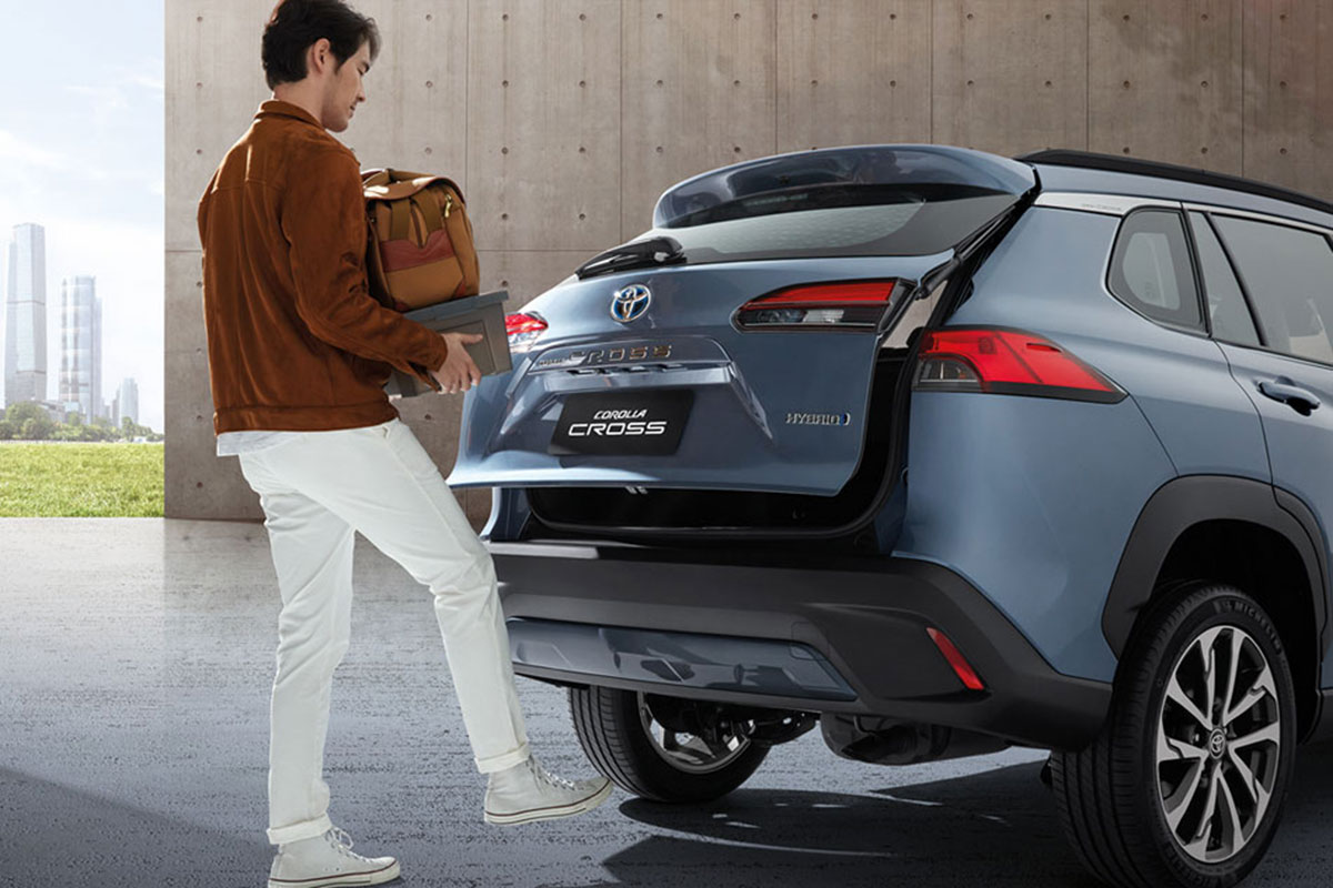 Đánh giá xe Toyota Corolla Cross 2020-2021: Tính năng mở cốp bằng đá chân.