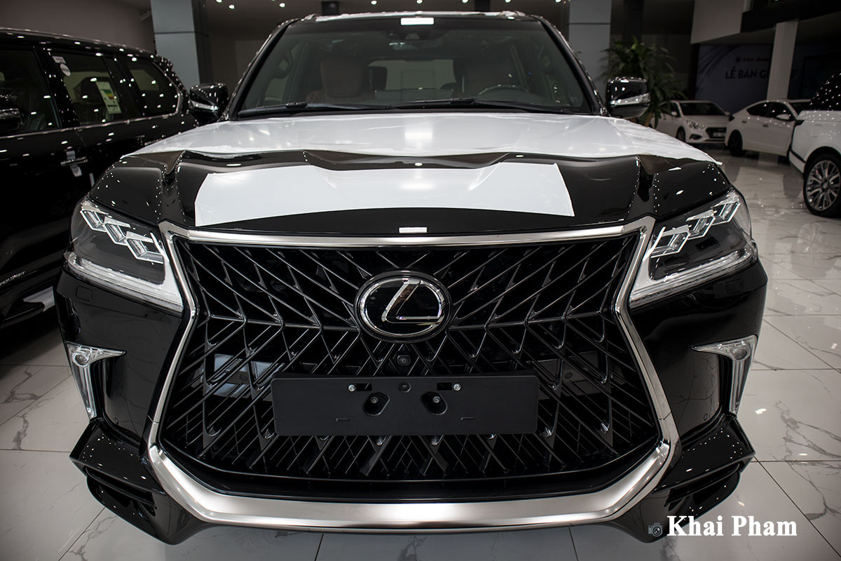Ảnh chính diện đầu xe Lexus LX570 2020 bầu trời sao như Rolls-Royce