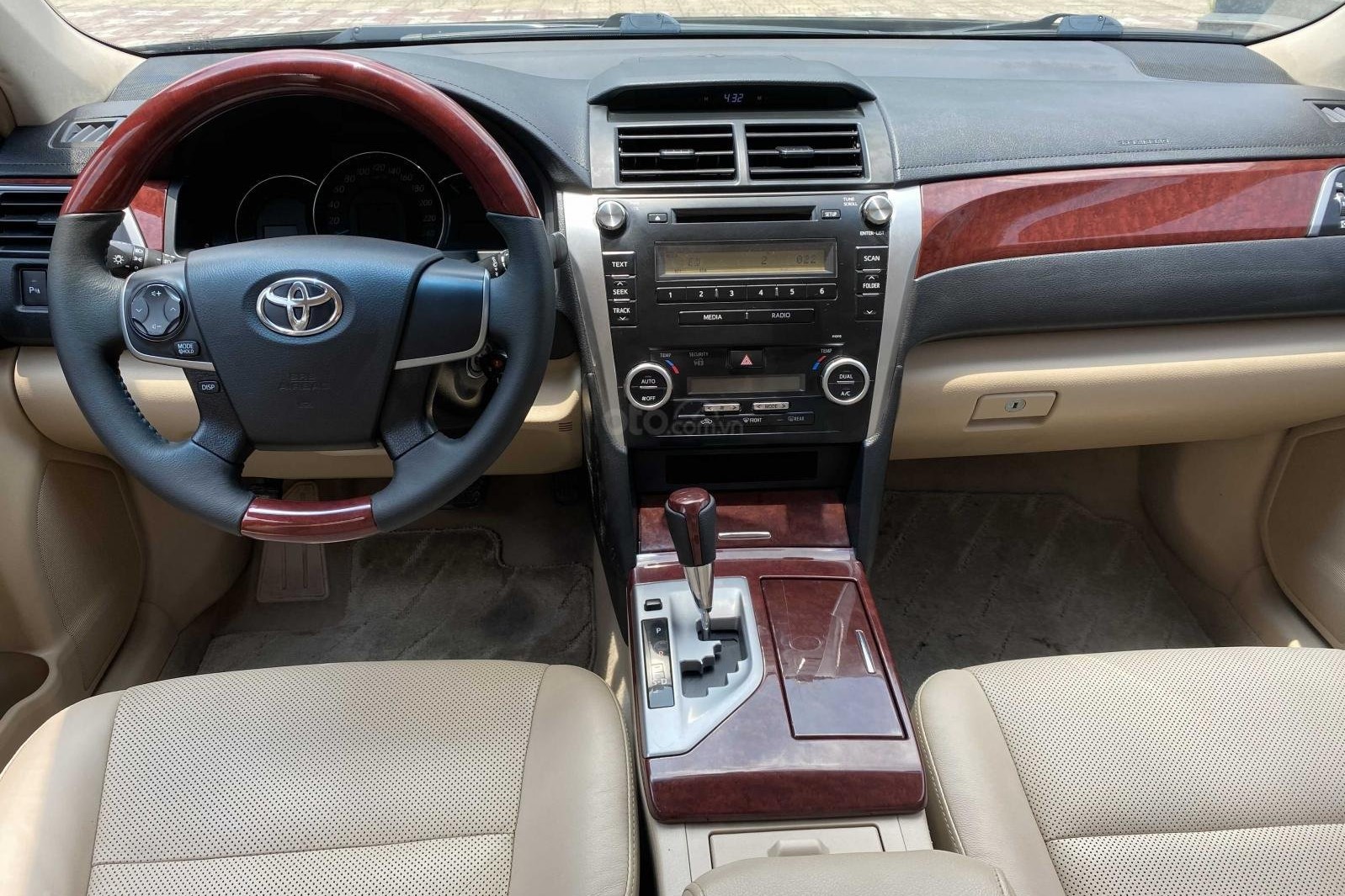Khu vực bảng taplo Toyota Camry 2013 1 