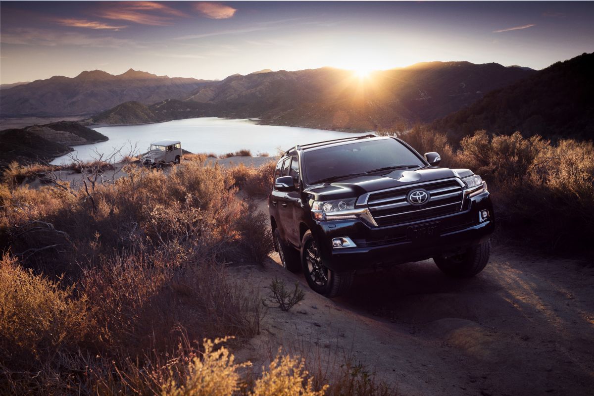 Toyota Land Cruiser Heritage Edition 2021 ra mắt với cấu hình 3 hàng ghế mới.