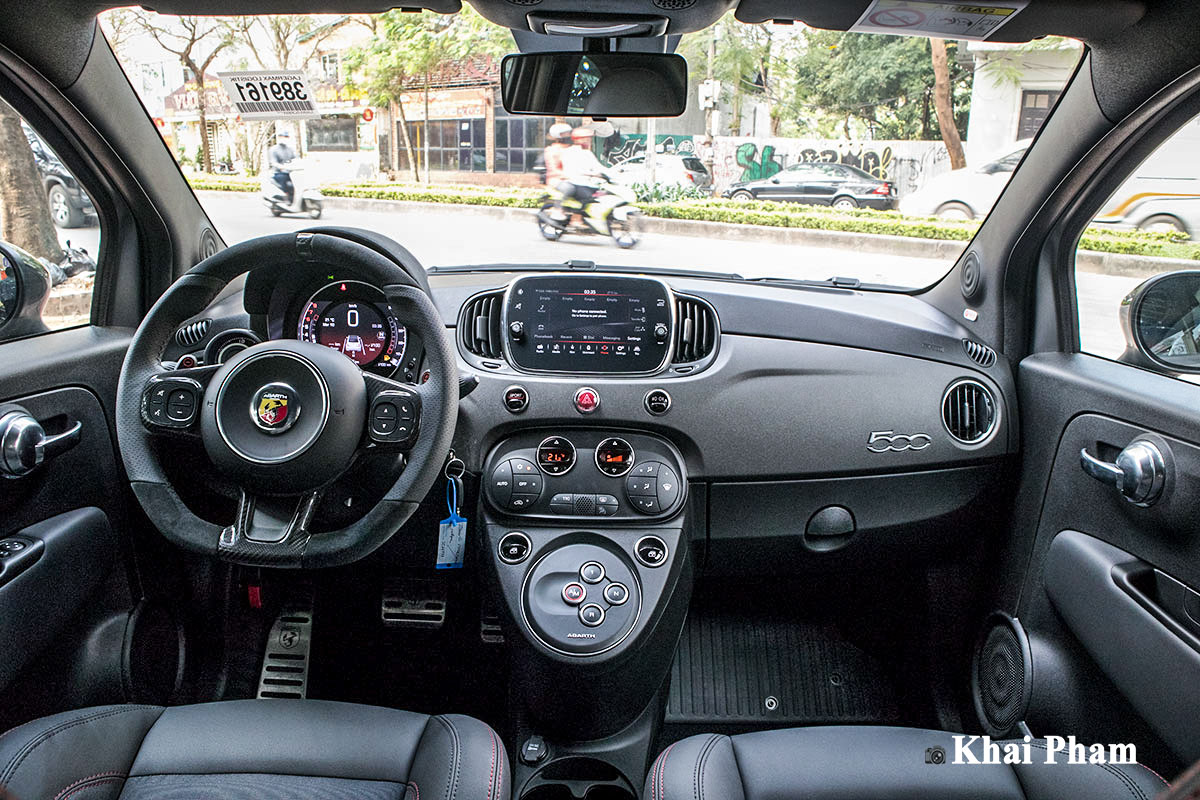 Ảnh Khoang lái xe Fiat 500 595 Abarth Esseesse 2020 