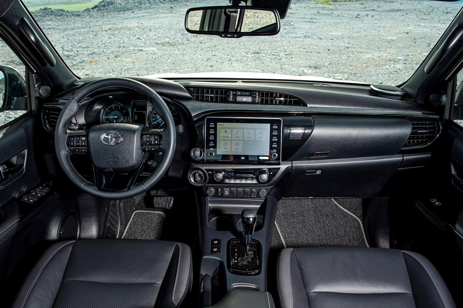 Không gian nội thất xe Toyota Hilux 2020 1