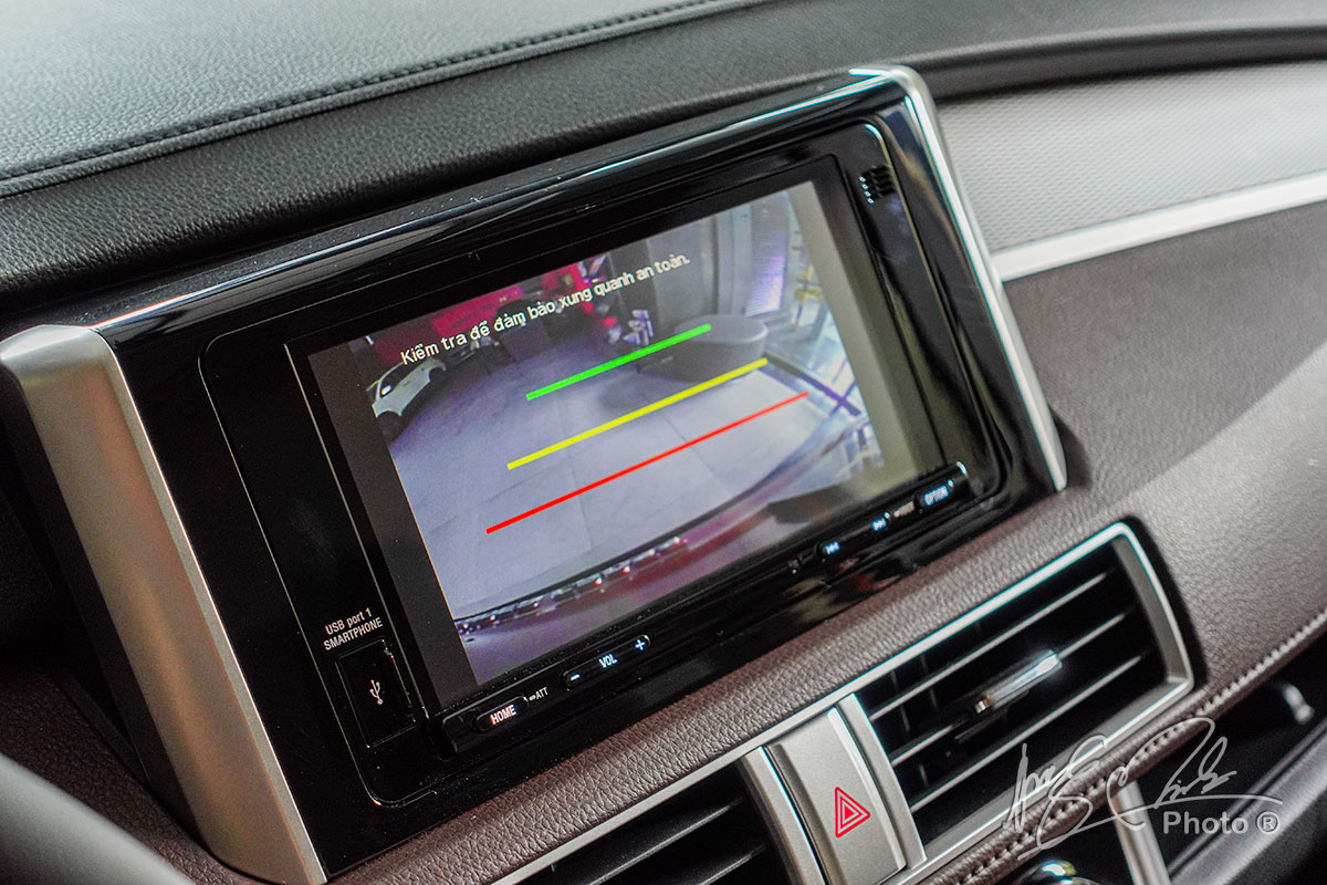 Màn hình hiển thị hình ảnh của camera lùi trên Mitsubishi Xpander Cross 2020.