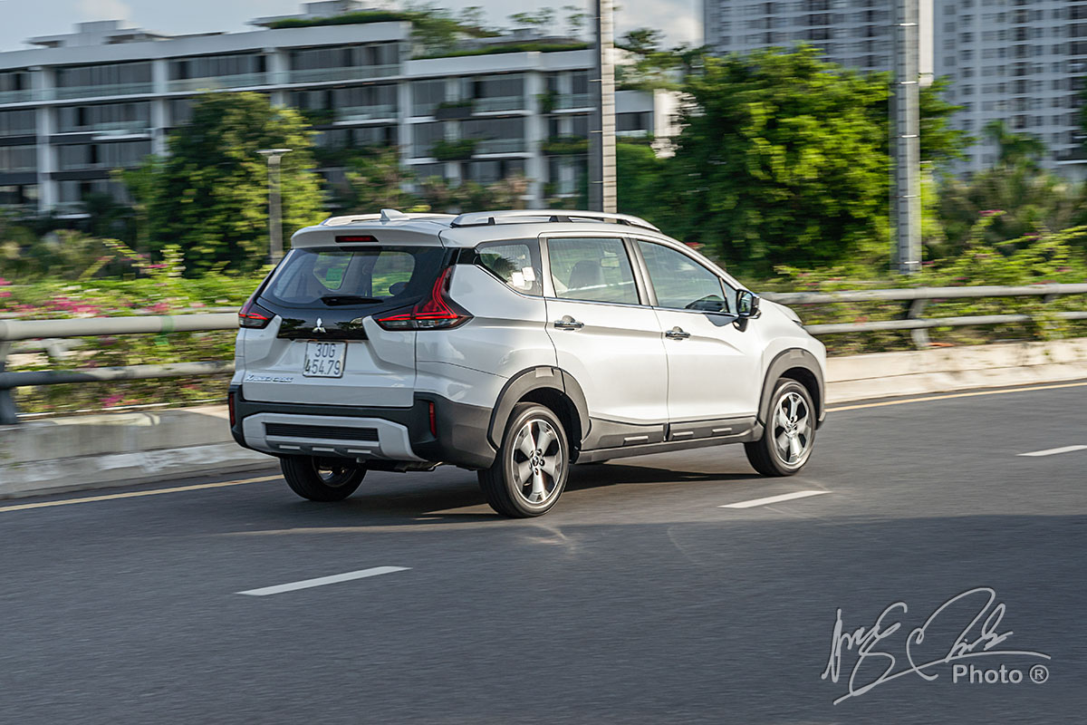 Mitsubishi Xpander Cross 2020 cho phép vận hành tốt hơn trên địa hình xấu nhờ khoảng sáng gầm xe cao 255 mm.