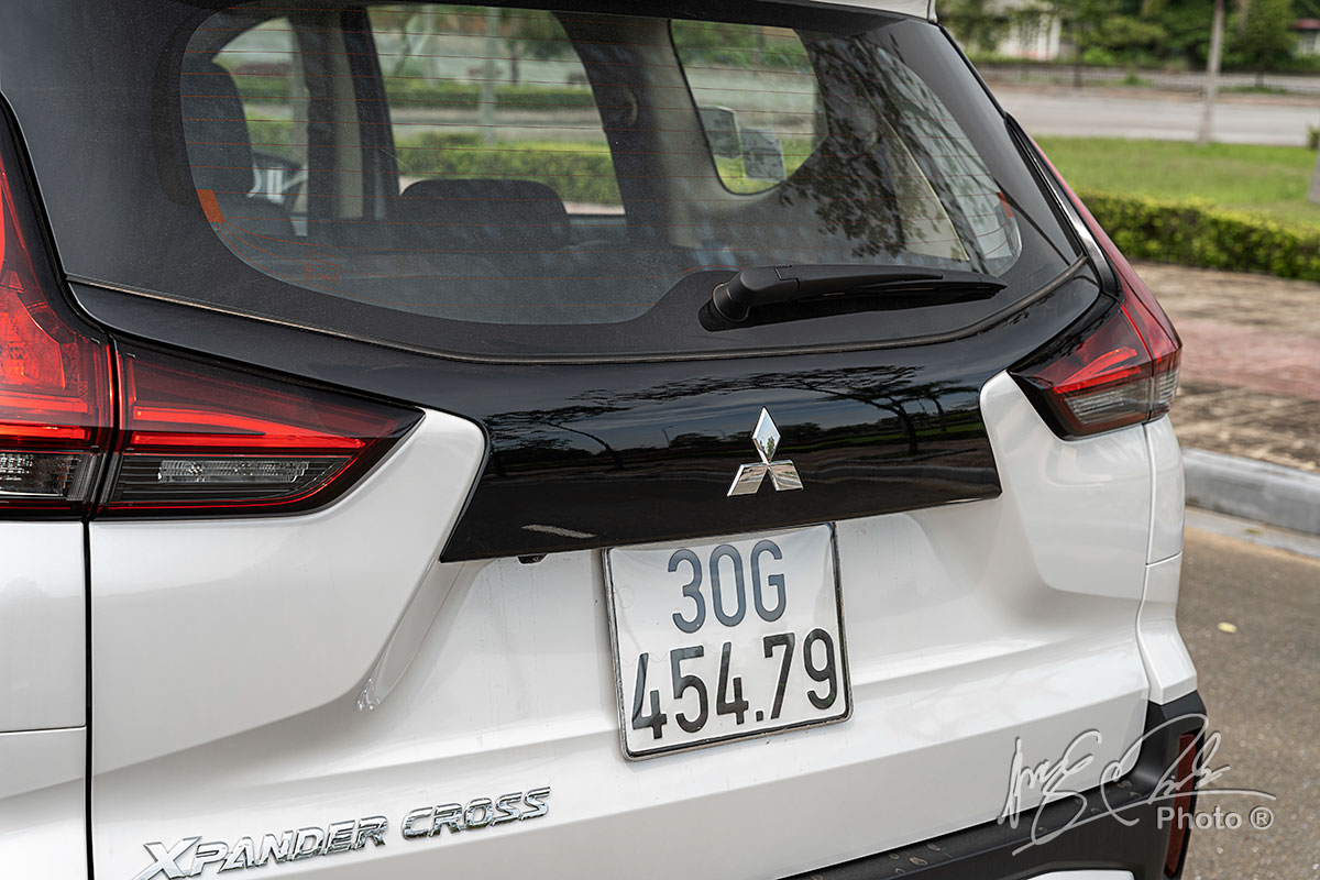 Những mảng màu tương phản ở phần đuôi của Mitsubishi Xpander Cross 2020.