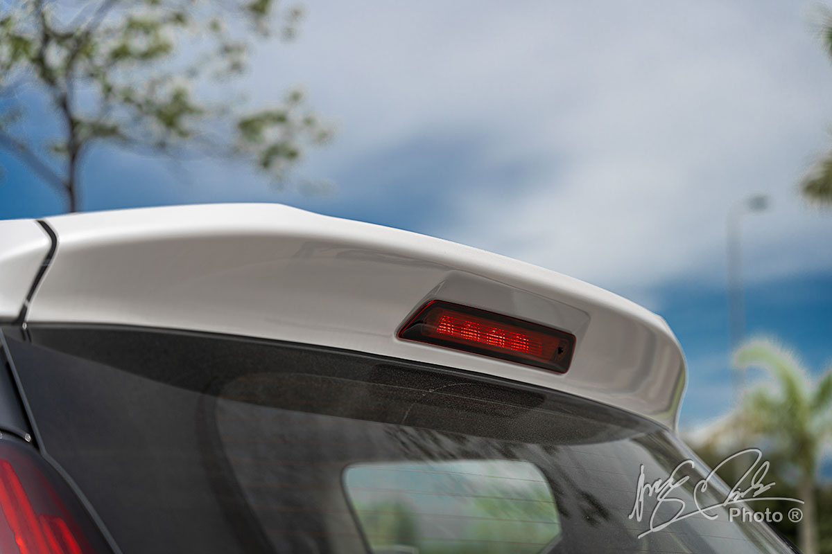 Cánh gió đuôi tích hợp phanh phụ LED của Mitsubishi Xpander Cross 2020.