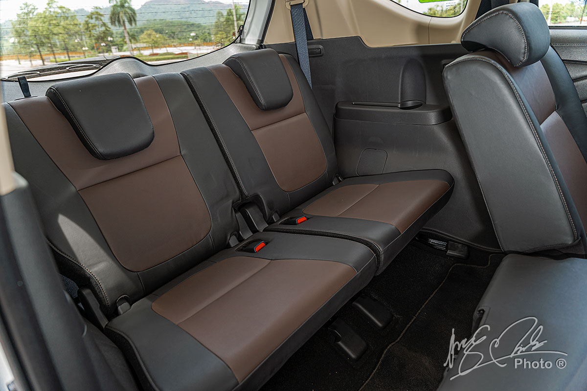 Hàng ghế thứ 3 trên Mitsubishi Xpander Cross 2020 có đủ không gian ngồi giúp hành khách cảm thấy thoải mái trên hành trình dài.
