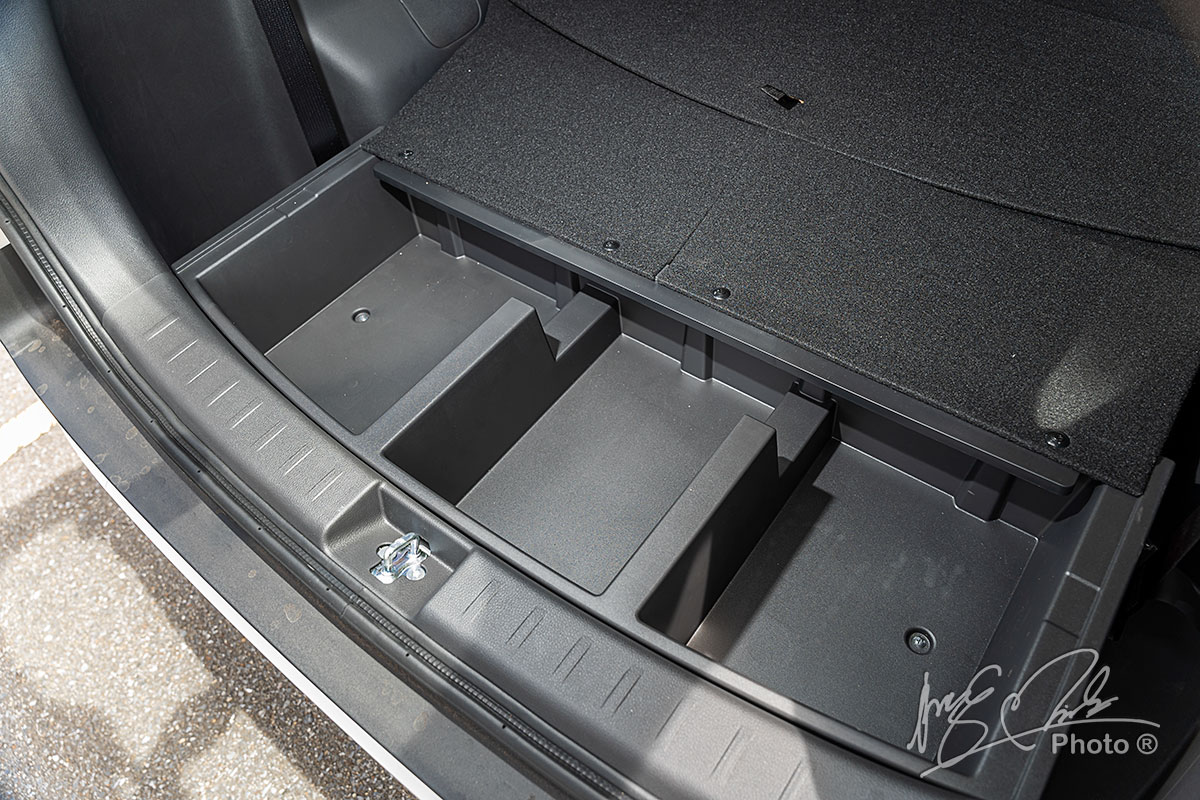 Khoang hành lý của Mitsubishi Xpander Cross 2020 được thiết kế rất nhiều chỗ đề đồ.
