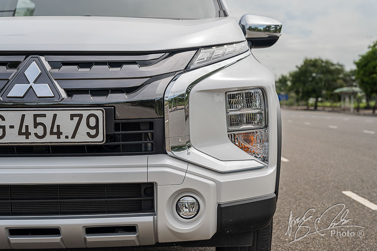 Dải crôm hình chữ X của Mitsubishi Xpander Cross 2020 trông vuông vức hơn.