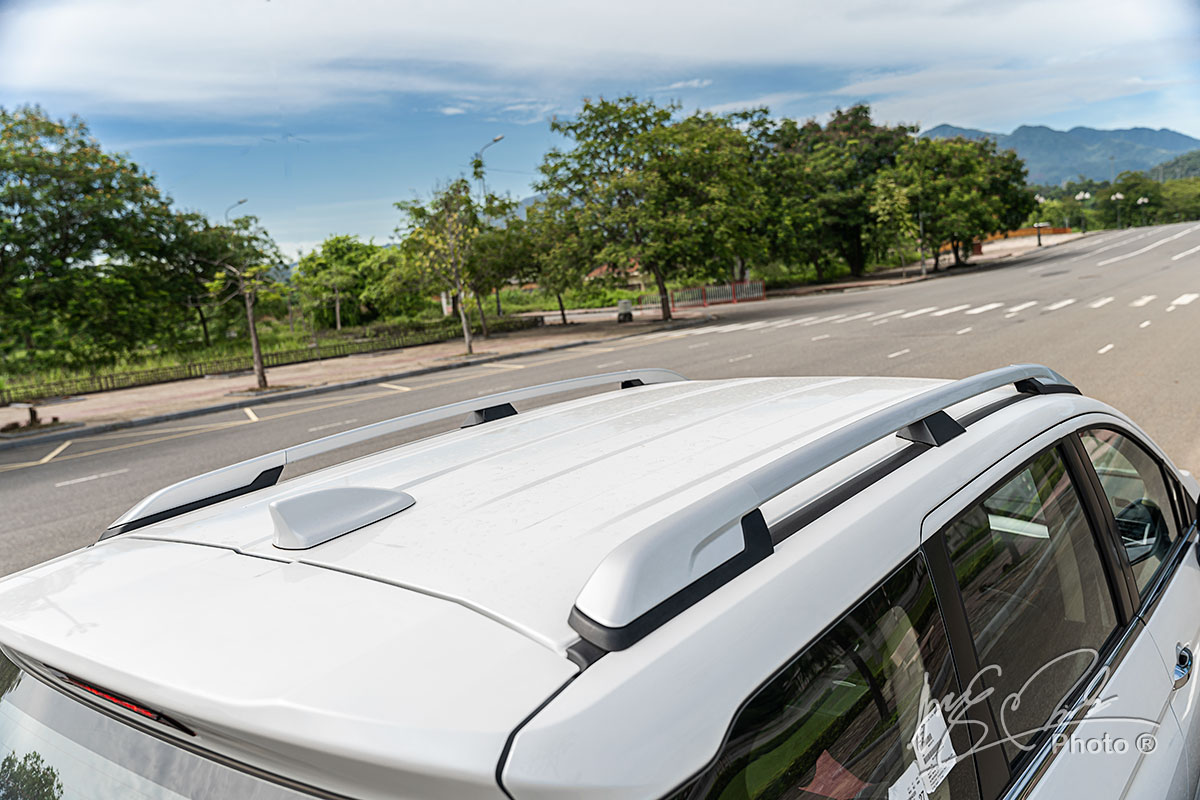 Thanh giá nóc và ăng ten dạng vây cá mập trên Mitsubishi Xpander Cross 2020.