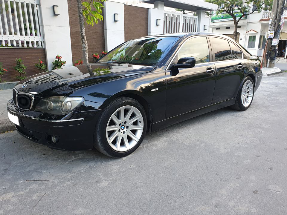 BMW 750Li 2007 còn khá mới với đầy đủ trang bị tiện nghi.
