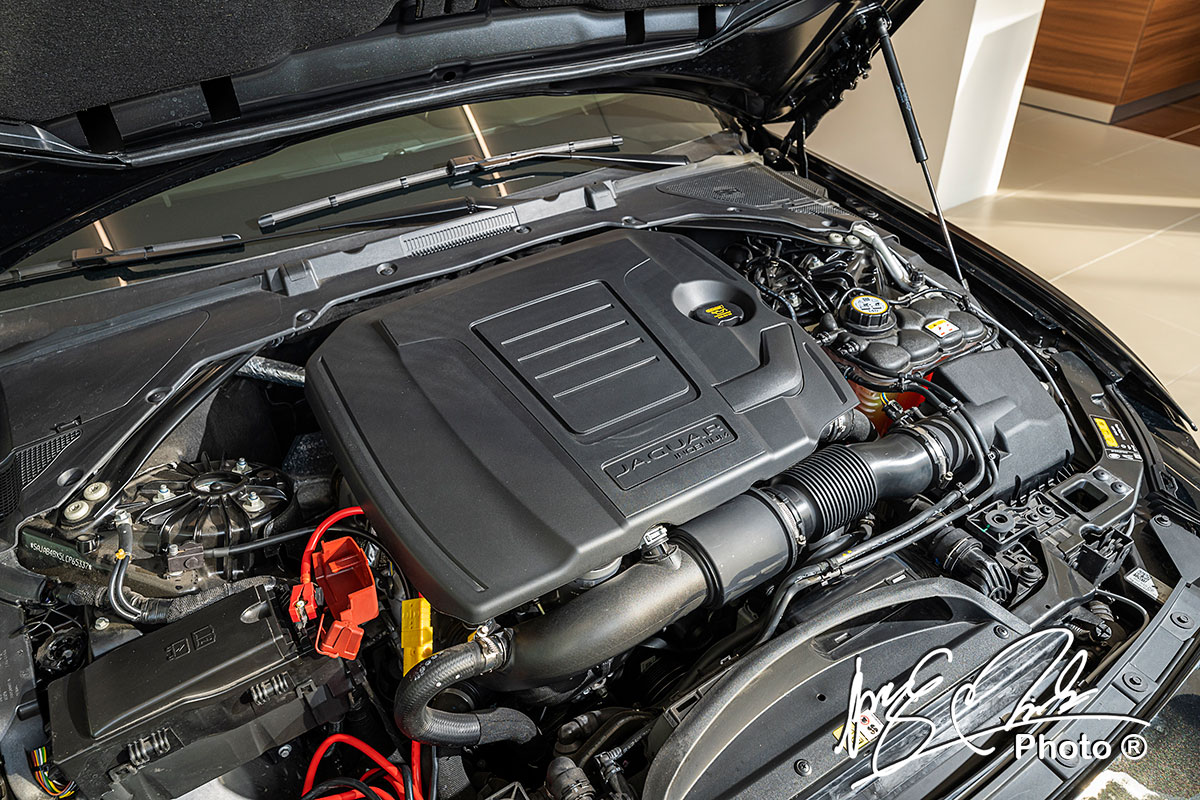 Jaguar XE 2020 chỉ có tùy chọn động cơ xăng Ingenium 2.0L Turbo tăng áp mang đến 2 dải công suất cực đại 247 mã lực và 296 mã lực Jaguar XE 2020 chỉ có tùy chọn động cơ xăng Ingenium 2.0L Turbo tăng áp mang đến 2 dải công suất cực đại 247 mã lực và 296 mã lực.