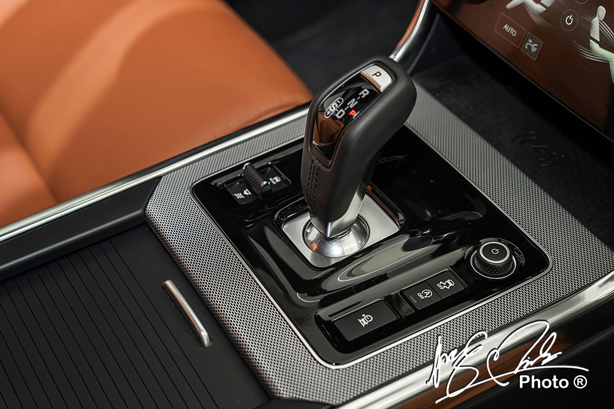 Cần số thể thao trên Jaguar XE 2020 thay thế cho núm xoay của phiên bản tiền nhiệm Cần số thể thao trên Jaguar XE 2020 thay thế cho núm xoay của phiên bản tiền nhiệm.