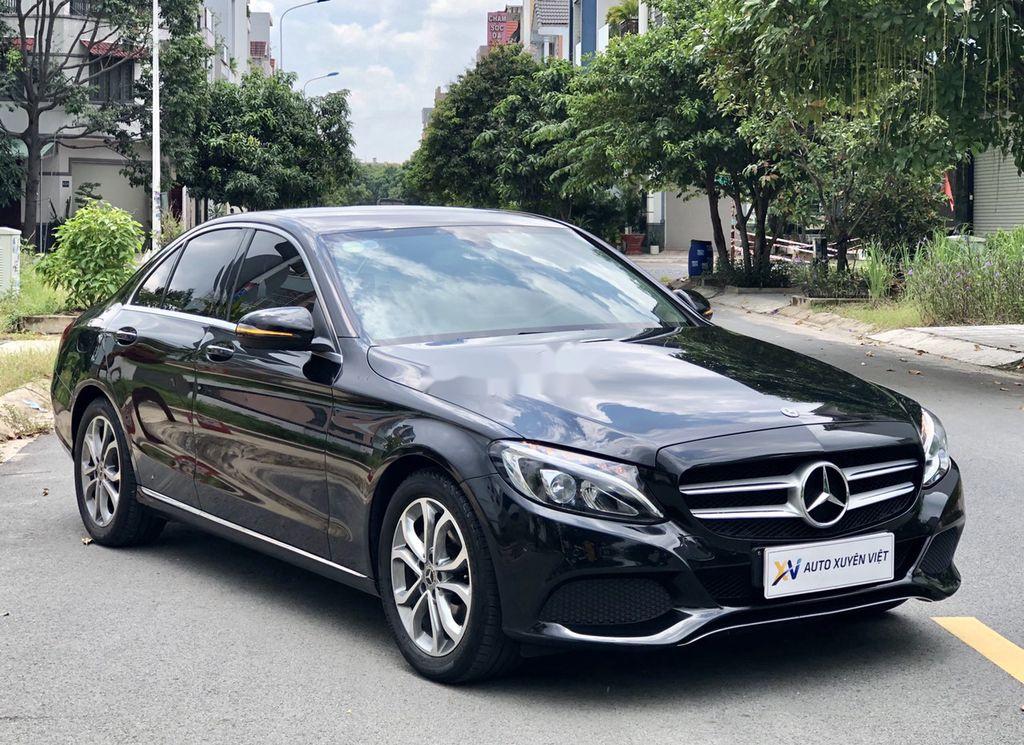 Những chiếc ô tô Mercedes cũ này đang bán tầm giá 400 triệu đồng tại Việt  Nam | Báo Dân trí
