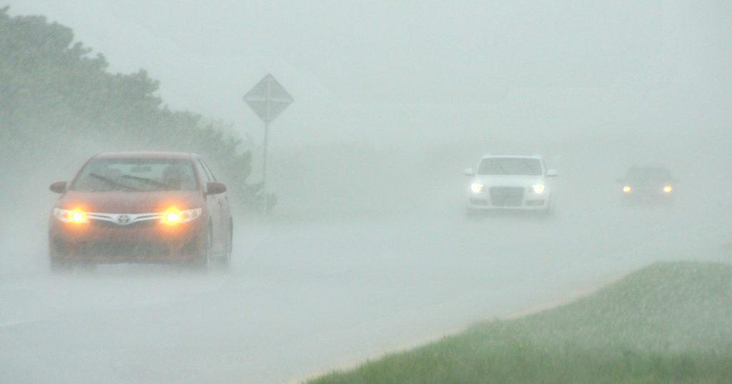 Tài xế nên bật đèn cảnh báo nguy hiểm trong điều kiện thời tiết xấu như xương mù, mưa lớn.
