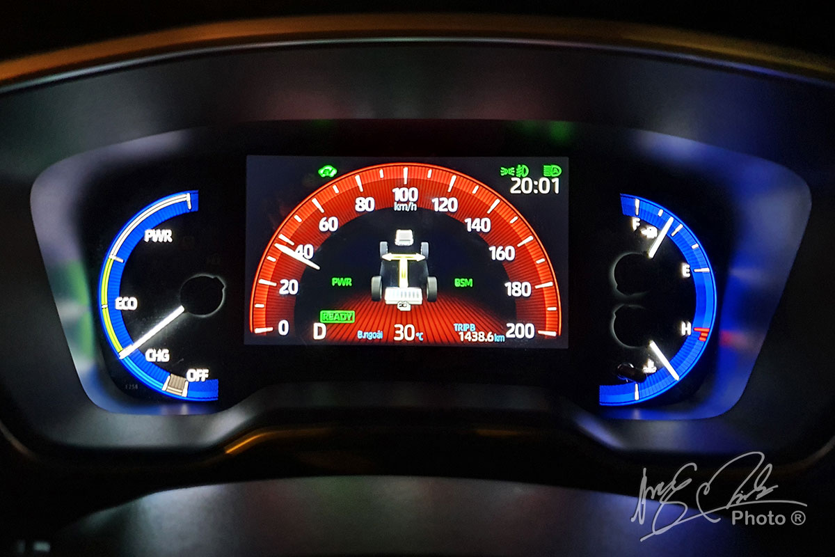 Khi chạy ở tốc độ thấp, Toyota Corolla Cross 1.8HV 2020 hầu như sử dụng bằng động cơ điện Khi chạy ở tốc độ thấp, Toyota Corolla Cross 1.8HV 2020 hầu như sử dụng bằng động cơ điện.