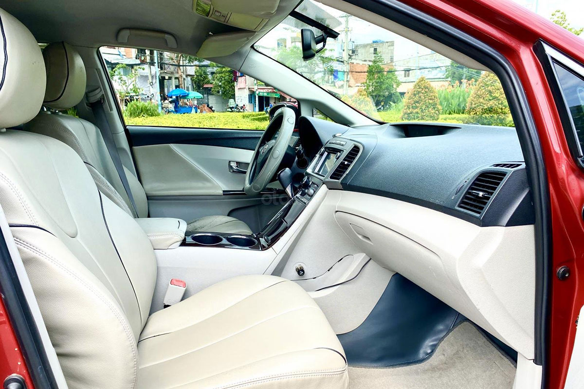 Không gian hàng ghế trước xe Toyota Venza 2010 1