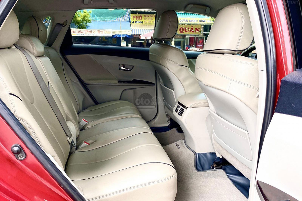 Không gian hàng ghế sau xe Toyota Venza 2010 1