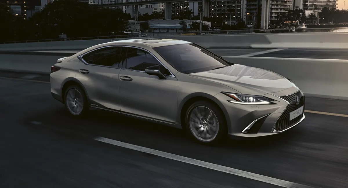 Nhận chìa khóa Lexus ES 300h 2021 Premium Edition với giá 1,06 tỷ đồng.