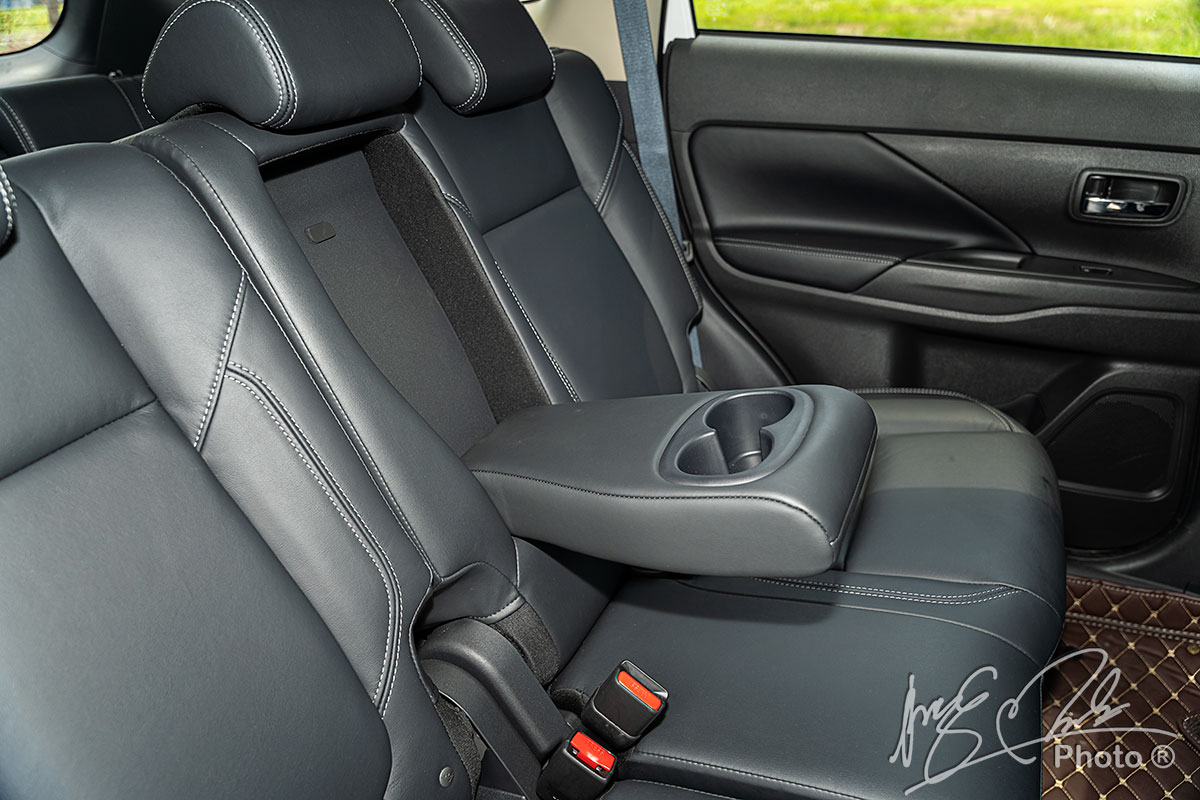 Tựa tay cho hàng ghế thứ 2 của Mitsubishi Outlander 2.4 CVT Premium 2020.