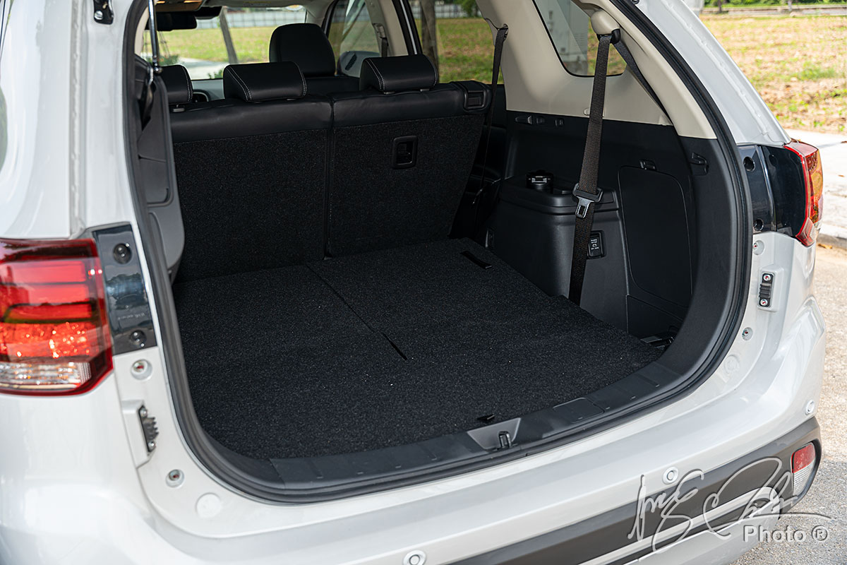 Khoang hành lý khi gập hàng thứ 3 của Mitsubishi Outlander 2.4 CVT Premium 2020.