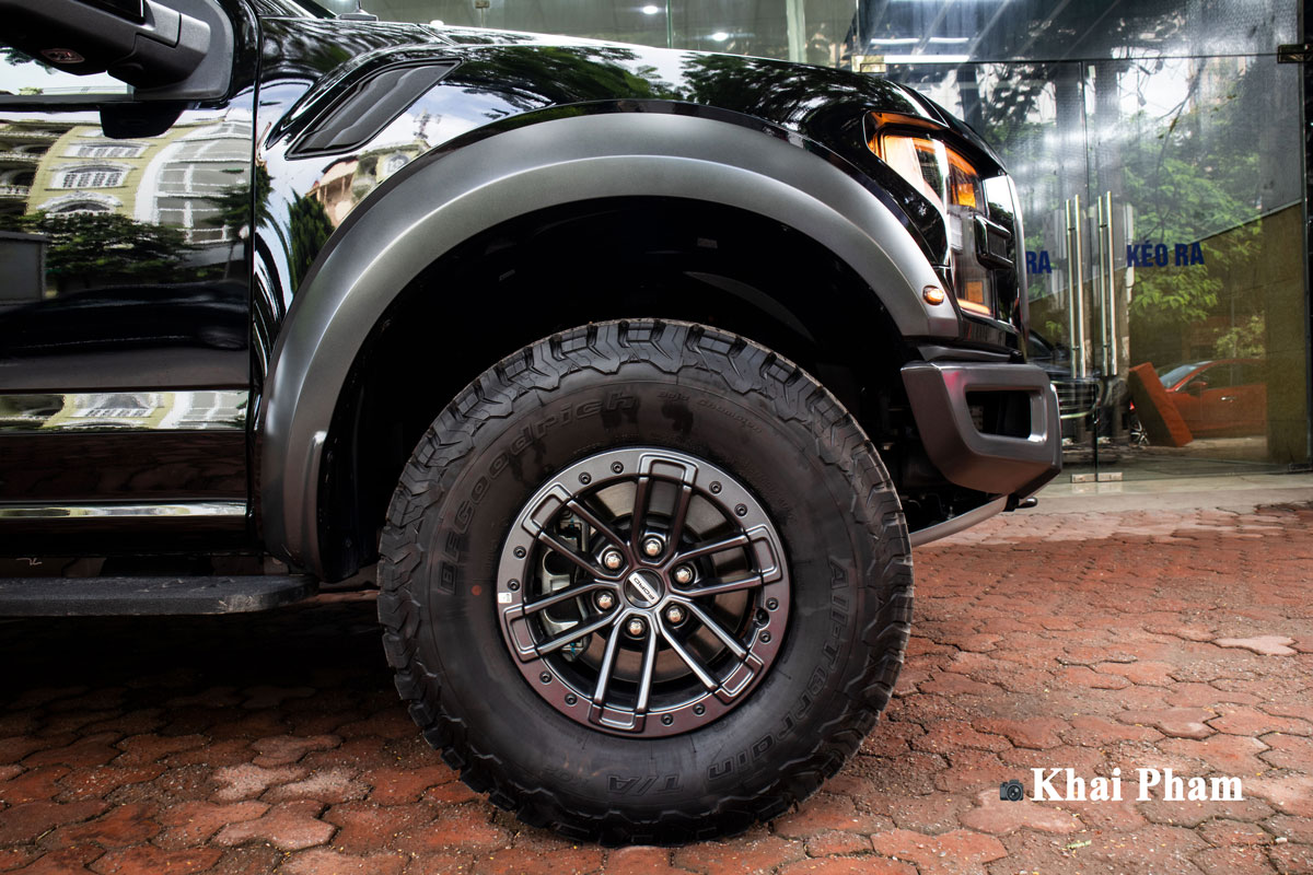 Soi Ford F-150 Raptor cửa Rolls-Royce đầu tiên tại Hà Nội a8
