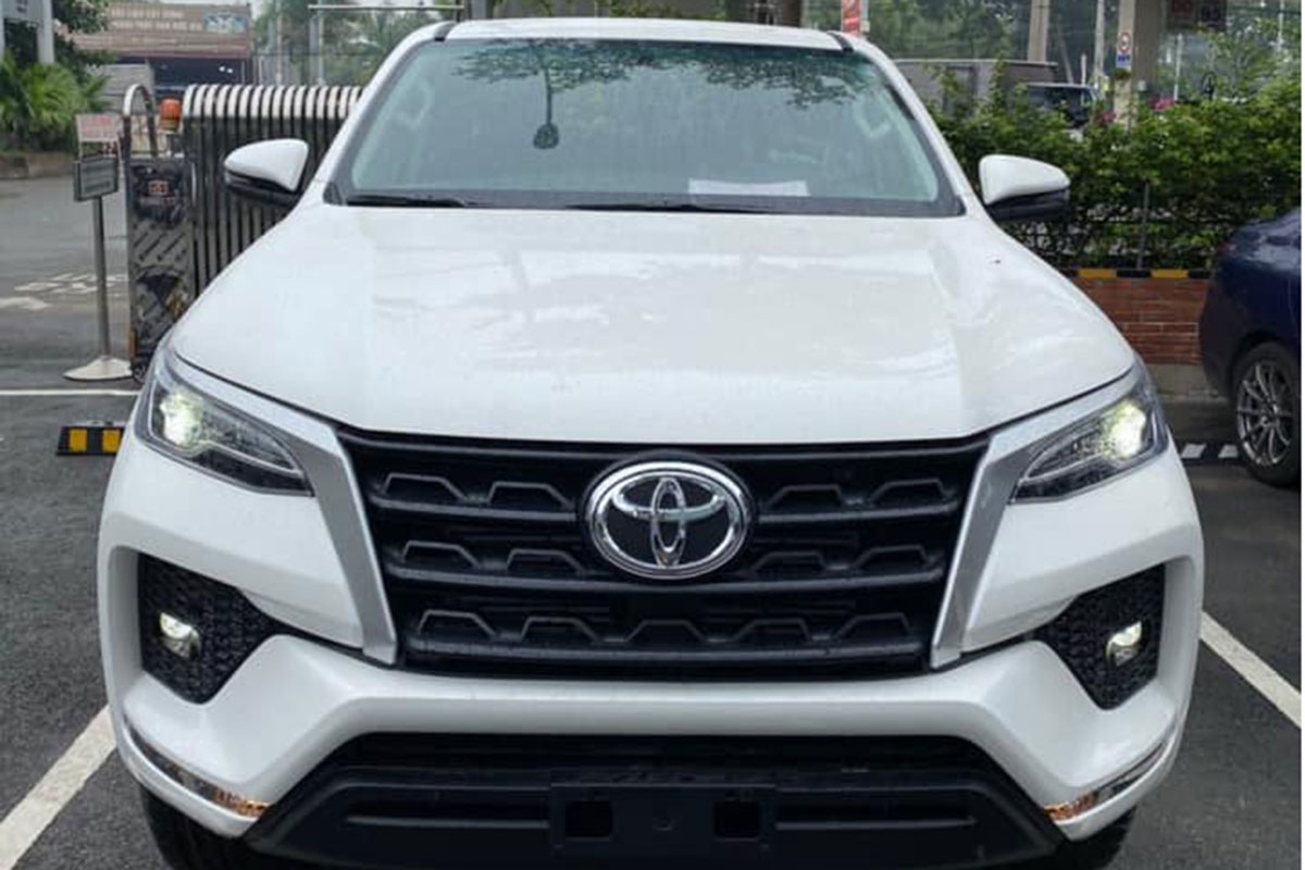 Lộ ảnh Toyota Fortuner 2020 tại đại lý trước ngày ra mắt, đáp trả Kia Sorento a1