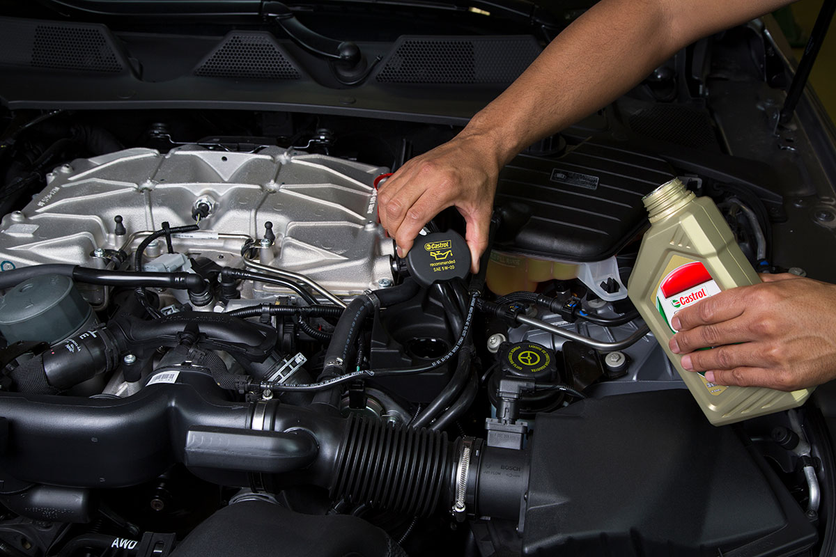 Kỹ thuật viên&nbsp;thay dầu tại xưởng dịch vụ Jaguar Land Rover Việt Nam 1