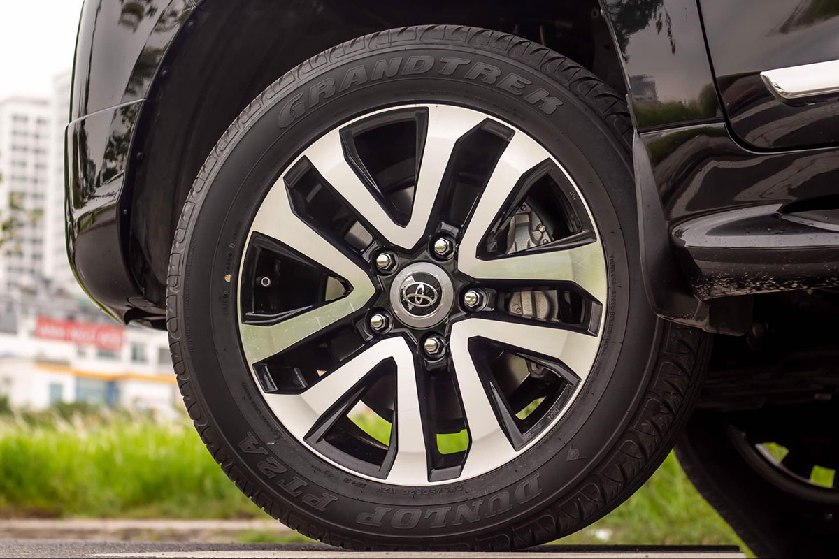 Toyota Land Cruiser cũ nhập Nga bán lại giá cao hơn xe "đập hộp" chính hãng 9 Toyota Land Cruiser cũ nhập Nga bán lại giá cao hơn xe "đập hộp" chính hãng a9