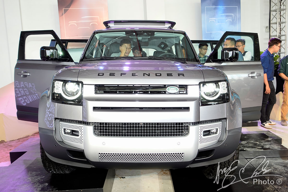 Thiết kế đầu xe của Land Rover Defender 2021.