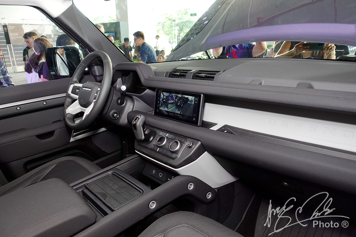 Nội thất của Land Rover Defender 2021 thiết kế hiện đại nhưng vẫn giữ được phong cách đa dụng địa hình truyền thống.