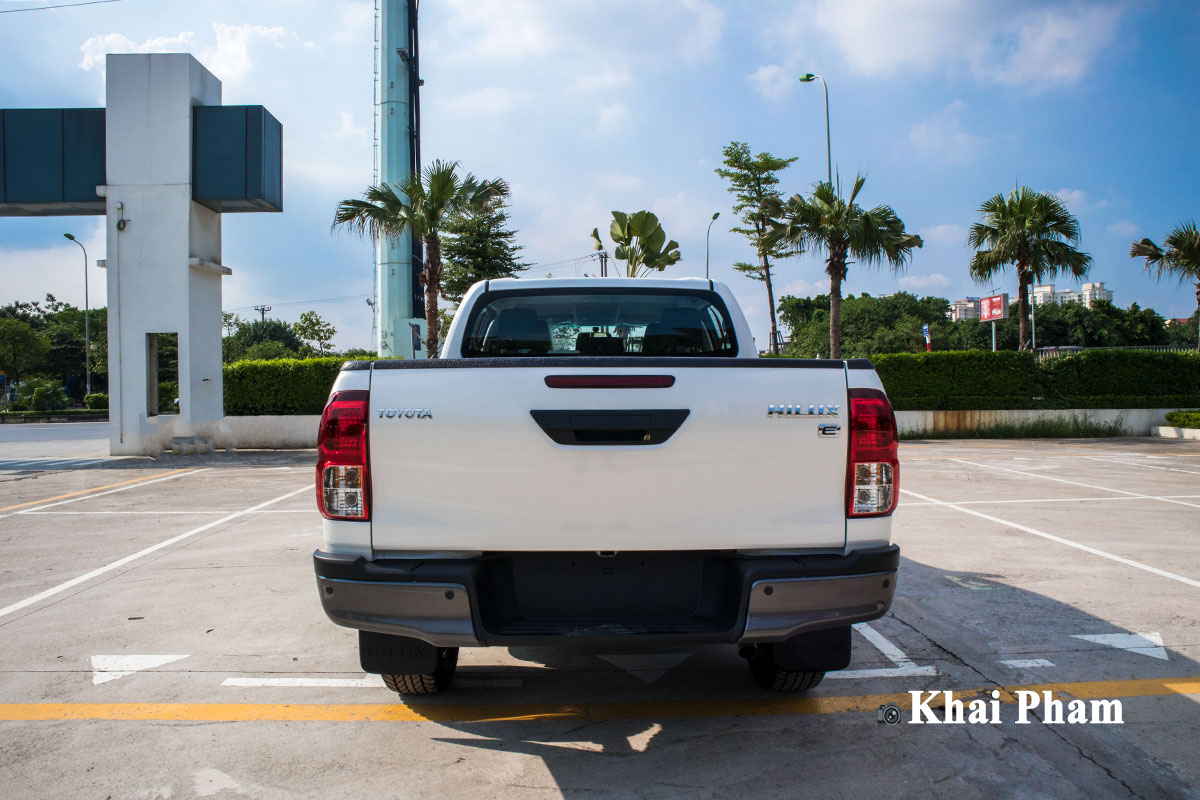 Đánh giá xe Toyota Hilux 2020: Đuôi xe Ảnh chính diện Đuôi xe Toyota Hilux 2020
