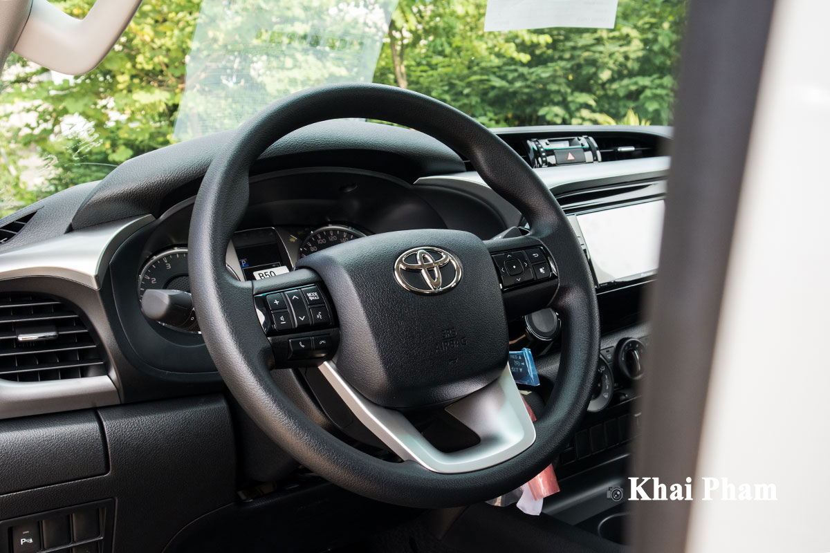 Đánh giá xe Toyota Hilux 2020: Vô-lăng Ảnh Vô-lăng xe Toyota Hilux 2020