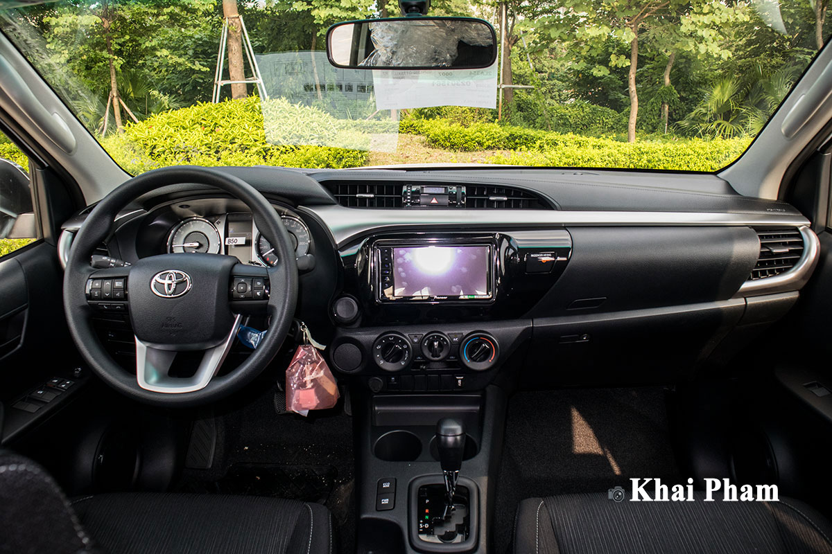 Đánh giá xe Toyota Hilux 2020: Khoang lái Ảnh chính diện Khoang lái xe Toyota Hilux 2020