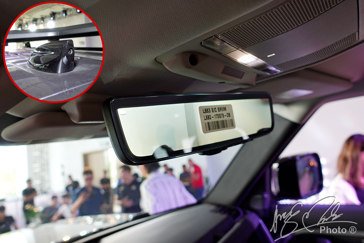 Gương chiếu hậu điện tử trên Land Rover Defender 2020.