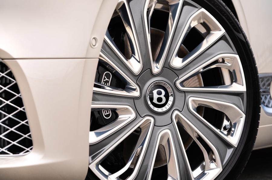 Bentley Continental GT Mulliner 2021 cực kỳ bắt mắt.