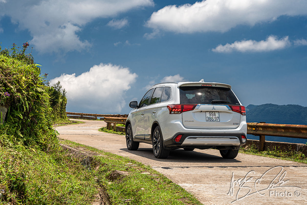 Ảnh Đuôi xe Mitsubishi Outlander 2020