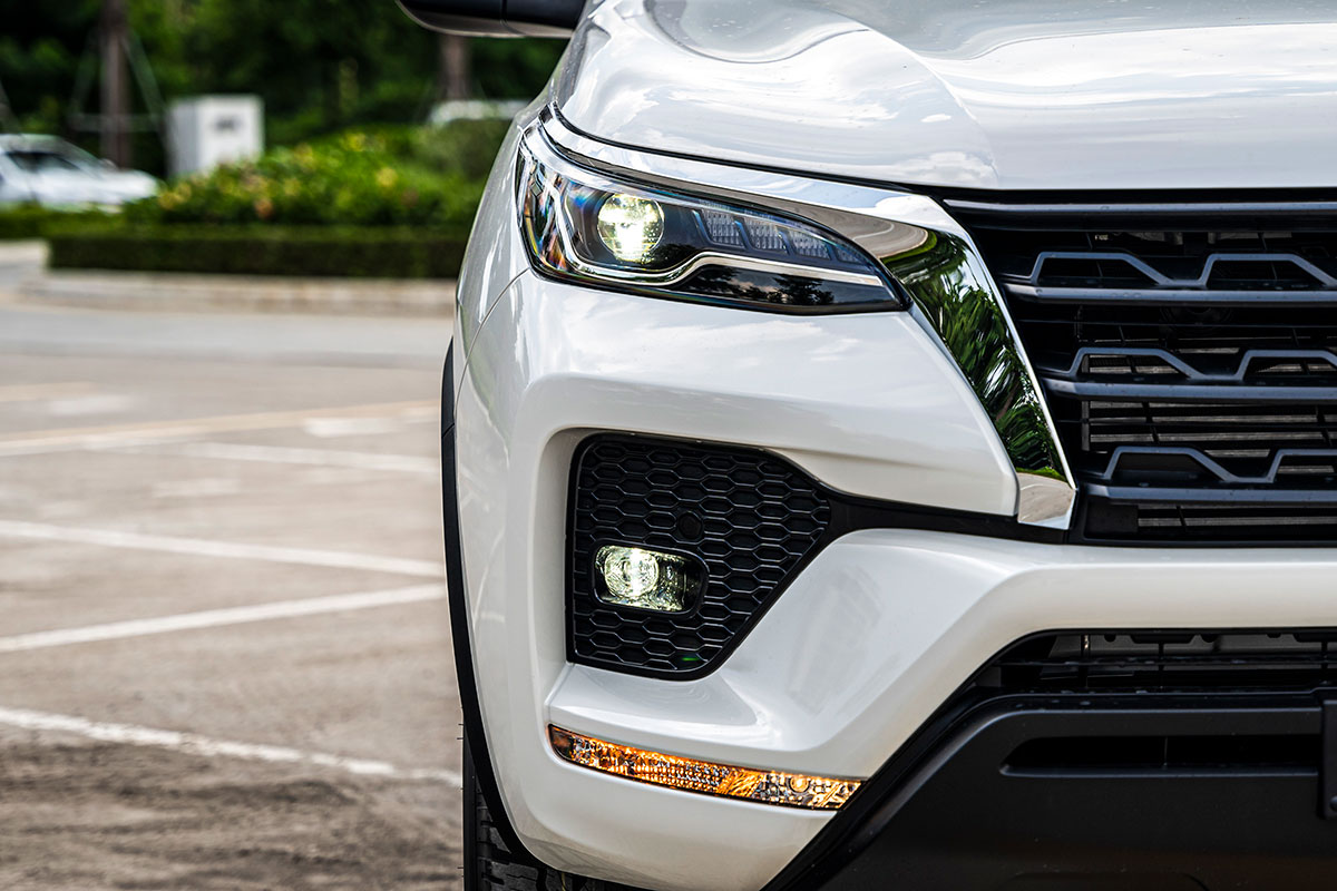 Ảnh đèn pha xe Toyota Fortuner 2020