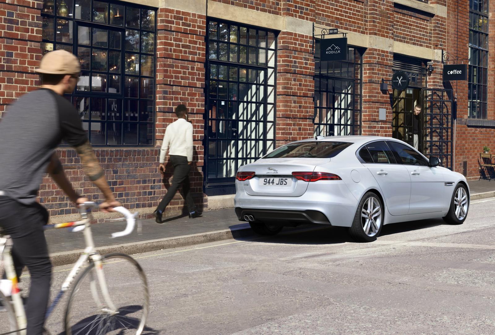 Jaguar XE 2021 bổ sung thêm bản chạy dầu diesel mild hybrid.