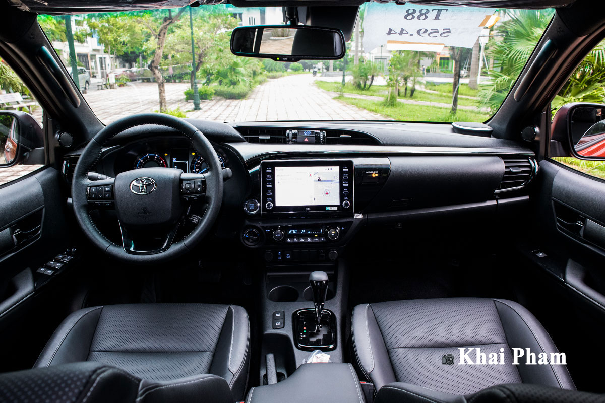 Không gian nội thất xe Toyota Hilux 2020 1