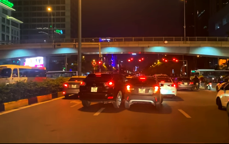 VinFast Fadil và Lexus RX 350 chèn ép nhau khi dừng đèn đỏ.