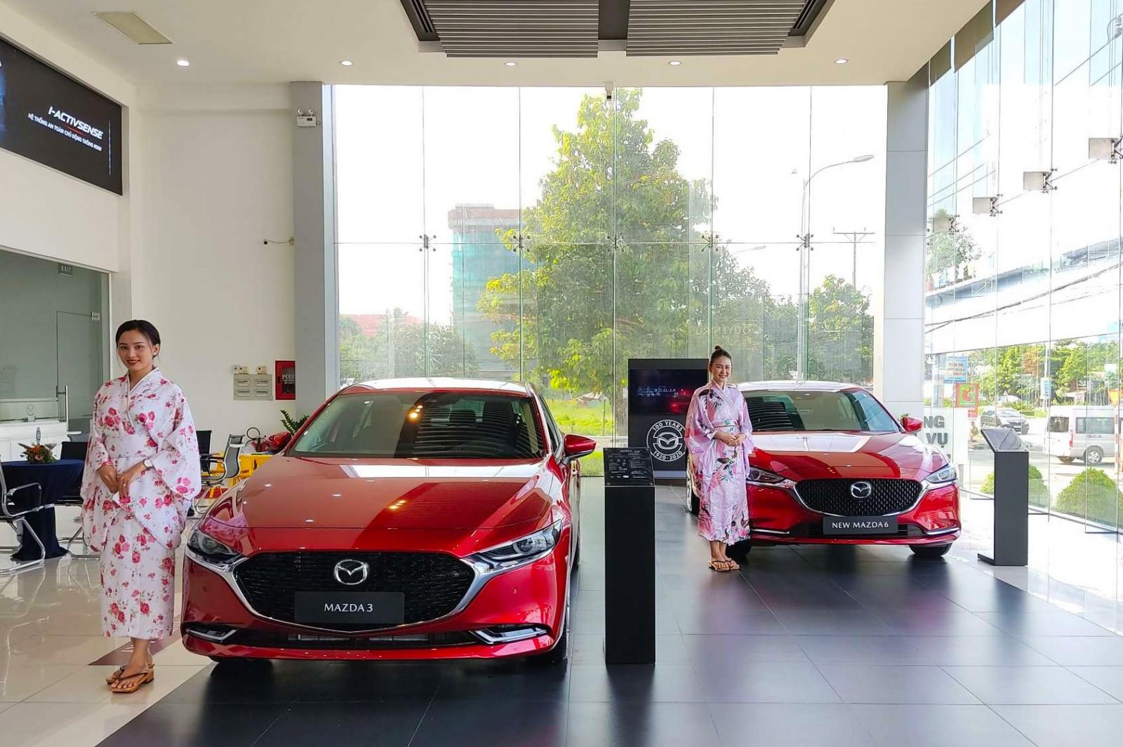 Bộ đôi Mazda 3 và Mazda 3 Sport bản đặc biệt được trưng bày tại showroom 1