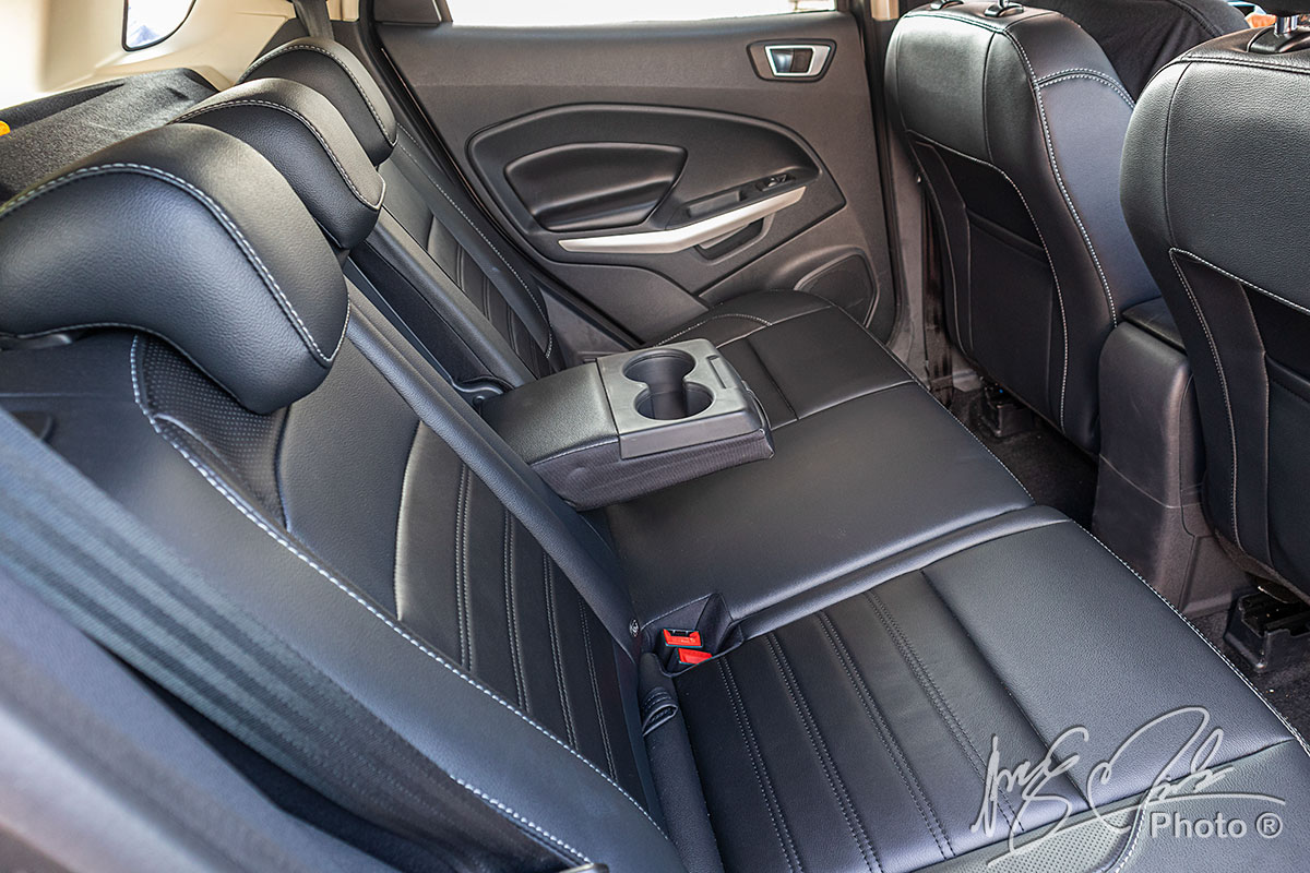 Ghế sau của Ford EcoSport 2020 chỉ đủ không gian ngồi chứ chưa đem lại cảm giác thoải mái.
