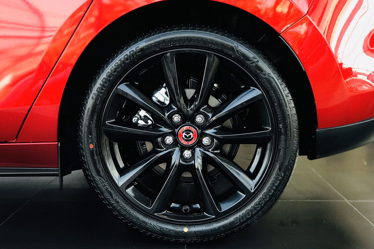 Bộ la-zăng sơn đen trên Mazda 3 Sport bản kỷ niệm 100 năm 1